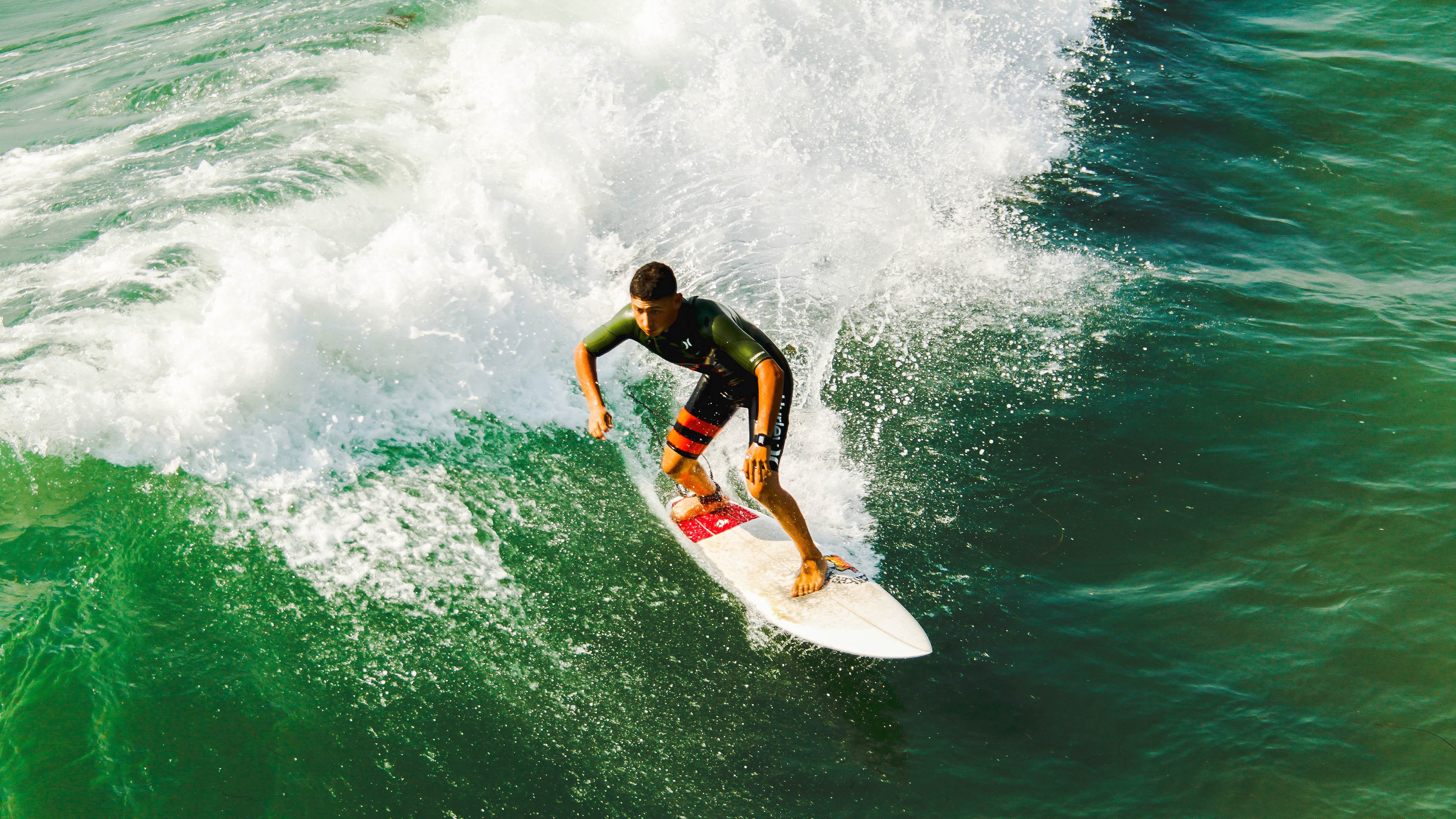 赛道上的逆袭，周冠宇高光时刻引领索伯车队完胜迈凯伦